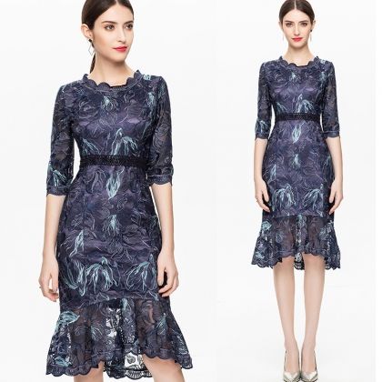 Елегантна вталена рокля до коляното с бродирана органза