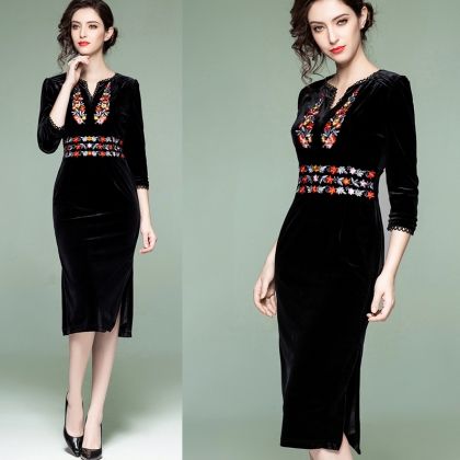 Елегантна рокля черно кадифе с бродерии
