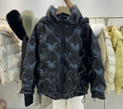 Дамско широко яке лъскаво с релефно лого и сваляща се качулка