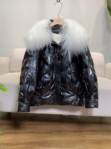 Дамско късо лъскаво яке с гъши пух с яка естествена вълна