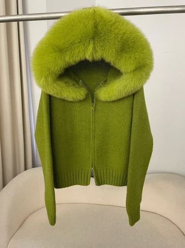 Дамска плетена жилетка с качулка и яка от естествен косъм лисица