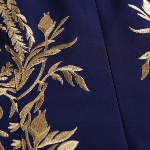 Рокля с дълъг ръкав със златна бродерия