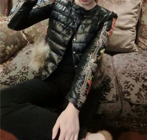 Късо дамско яке с вата и ЦВЕТНИ БРОДЕРИИ, с джоб естествен косъм