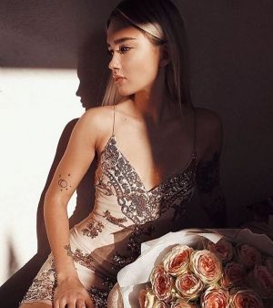 Бандажна къса рокля Herve Leger в екрю с бродерии с пайети