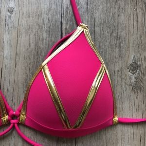 Секси бански с твърда чашка с металик ленти