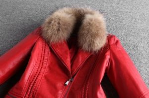 Дамско вталено късо червено кожено яке с яка естесвен косъм