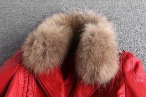 Дамско вталено късо червено кожено яке с яка естесвен косъм
