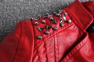 Дамско вталено късо червено кожено яке с яка естесвен косъм