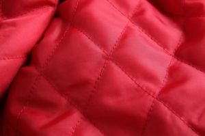 Дамско вталено късо червено кожено яке с яка естесвен косъм