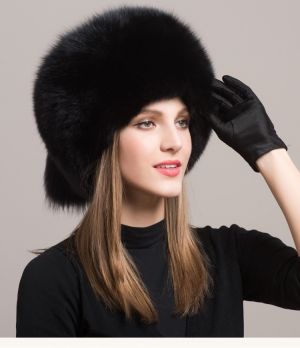 Зимна дамска шапка цялата от естествен дълъг косъм лисица