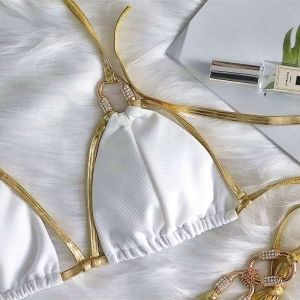 Секси бански с златисти акценти 