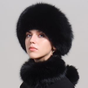 Зимна дамска шапка цялата от естествен дълъг косъм лисица