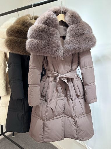 Дълго зимно яке с яка от естествен косъм лисица и колан