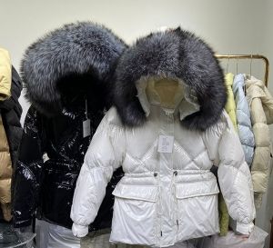 Дамско яке лъскаво лак с гъши пух и качулка с яка естествен косъм лисица