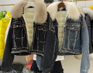 Дамско дънково яке с капси и подвижна подплата с гъши пух с яка естествен косъм от лисица