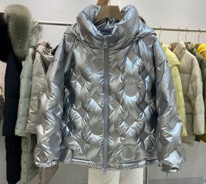 Дамско широко яке лъскаво с релефно лого и сваляща се качулка