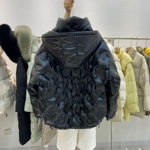 Дамско широко яке лъскаво с релефно лого и сваляща се качулка