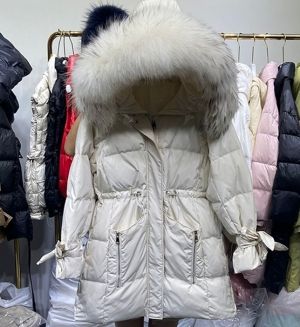 Дамско яке средна дължина с гъши пух и качулка с голяма яка естествен косъм лисица