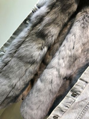 Дамско късо дънково яке с капси със заешка кожа отвътре и яка естествен косъм  лисица