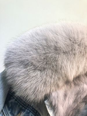 Дамско късо дънково яке с капси със заешка кожа отвътре и яка естествен косъм  лисица