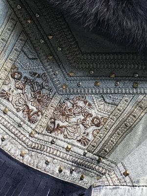 Дамско  дънково яке с капси, бродерии и ресни отзад със заешка кожа и яка лисица