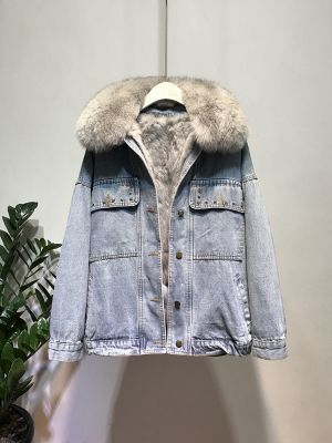 Дамско  дънково яке с капси, бродерии и ресни отзад със заешка кожа и яка лисица