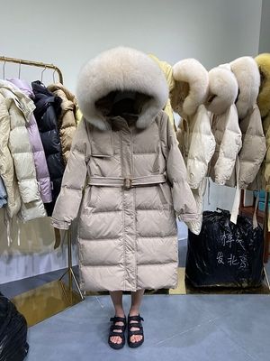 Дамско яке средна дължина с колан с гъши пух и качулка с голяма яка естествен косъм