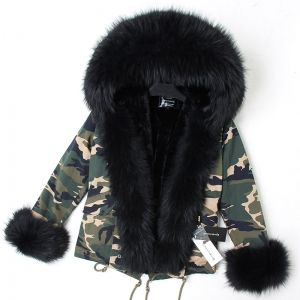Къса зимна дамска парка естествен косъм с голяма яка и пух на ръкавите 