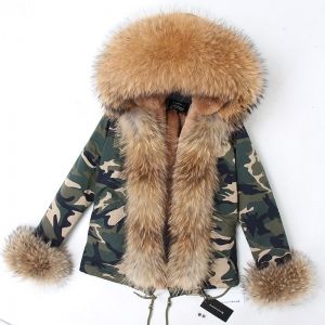 Къса зимна дамска парка естествен косъм с голяма яка и пух на ръкавите 