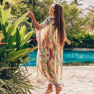 Дълга свободна плажна рокля с цветен принт 