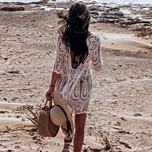 Къса свободна плажна рокля от дантела