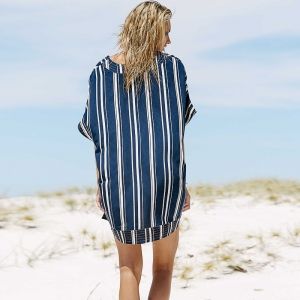 Къса свободна плажна туника с V-образно деколте