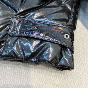 Дамско късо лъскаво яке с гъши пух с яка естествена вълна