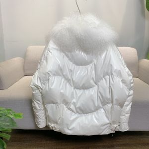 Дамско късо лъскаво яке с гъши пух с яка естествена вълна