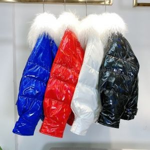 Дамско късо лъскаво яке с гъши пух с яка естествена вълна