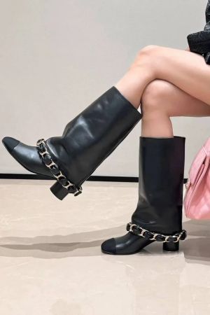 Ботуши със заоблен връх, дебел ток, без връзки, в черно