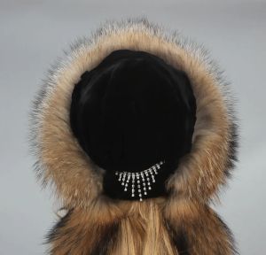 Зимна дамска шапка от естествен косъм миеща мечка и лисица