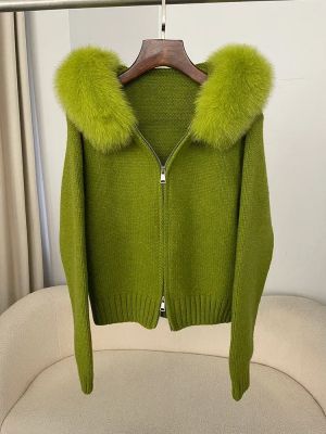 Дамска плетена жилетка с качулка и яка от естествен косъм лисица