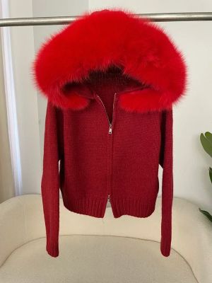 Дамска плетена жилетка с качулка и яка от естествен косъм лисица