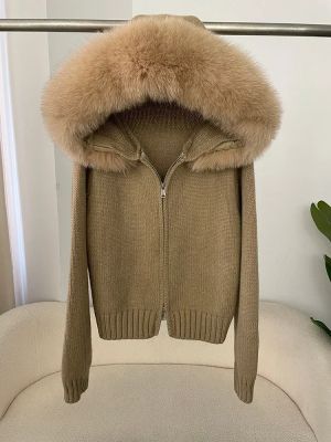 Дамска плетена жилетка с качулка и яка от естествен косъм лисица