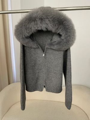Дамска плетена жилетка с качулка и яка от естествен косъм лисица