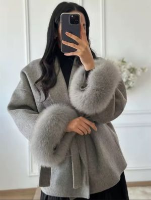 Палто с яка и ръкави естествен косъм лисица